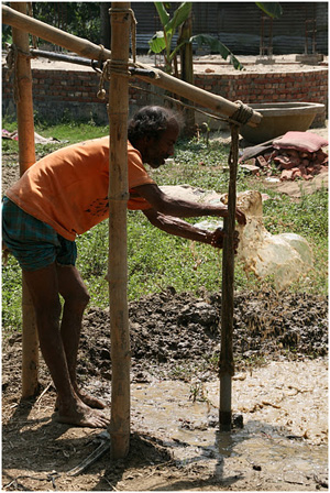 CentralParkSeis A Bangladeshi worker drills a sampling well. Local crews have been working with researchers for over a decade. (Courtesy Kathleen Radloff)