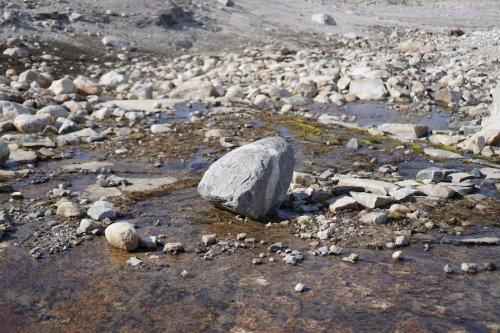 Rocks dropped by the ice