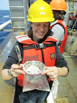 Scientists on a research cruise in the central equatorial Pacific collected seafloor sediments showing that nutrient cycling in one part of the ocean may affect another region far away. Here, a researcher from Georgia Institute of Technology checks out newly retrieved mud. (Pratigya Polissar/Lamont-Doherty Earth Observatory)